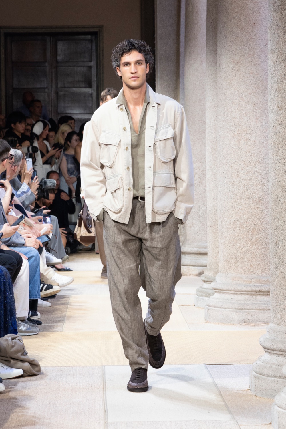 Armani estrena dos armarios de mestizaje mediterráneo