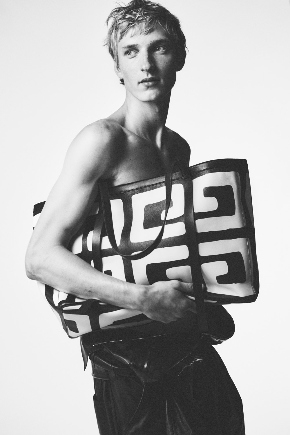 Sarah Burton reconcilia el pasado de Givenchy para Men SS27