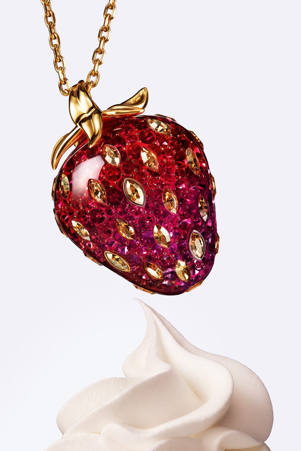 Swarovski Summer: colores, fresas y joyas muy brillantes