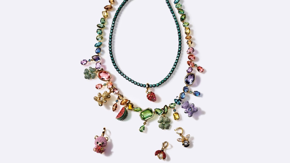Swarovski Summer: colores, fresas y joyas muy brillantes