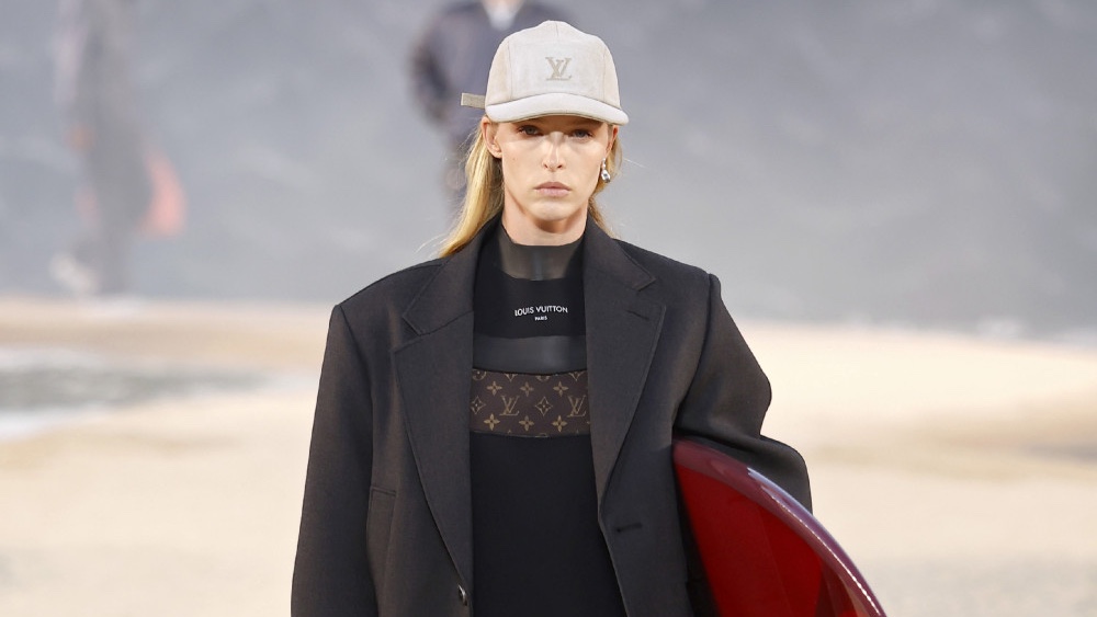 Pharrell lleva al dandy Louis Vuitton al mar para SS27