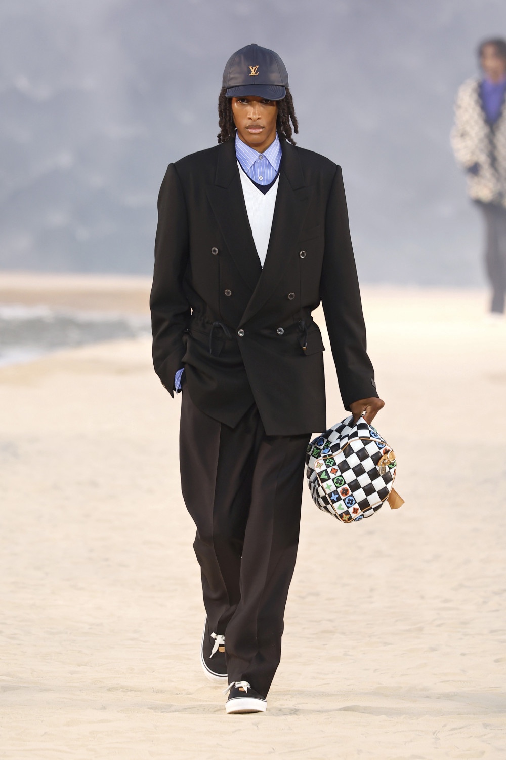 Pharrell lleva al dandy Louis Vuitton al mar para SS27