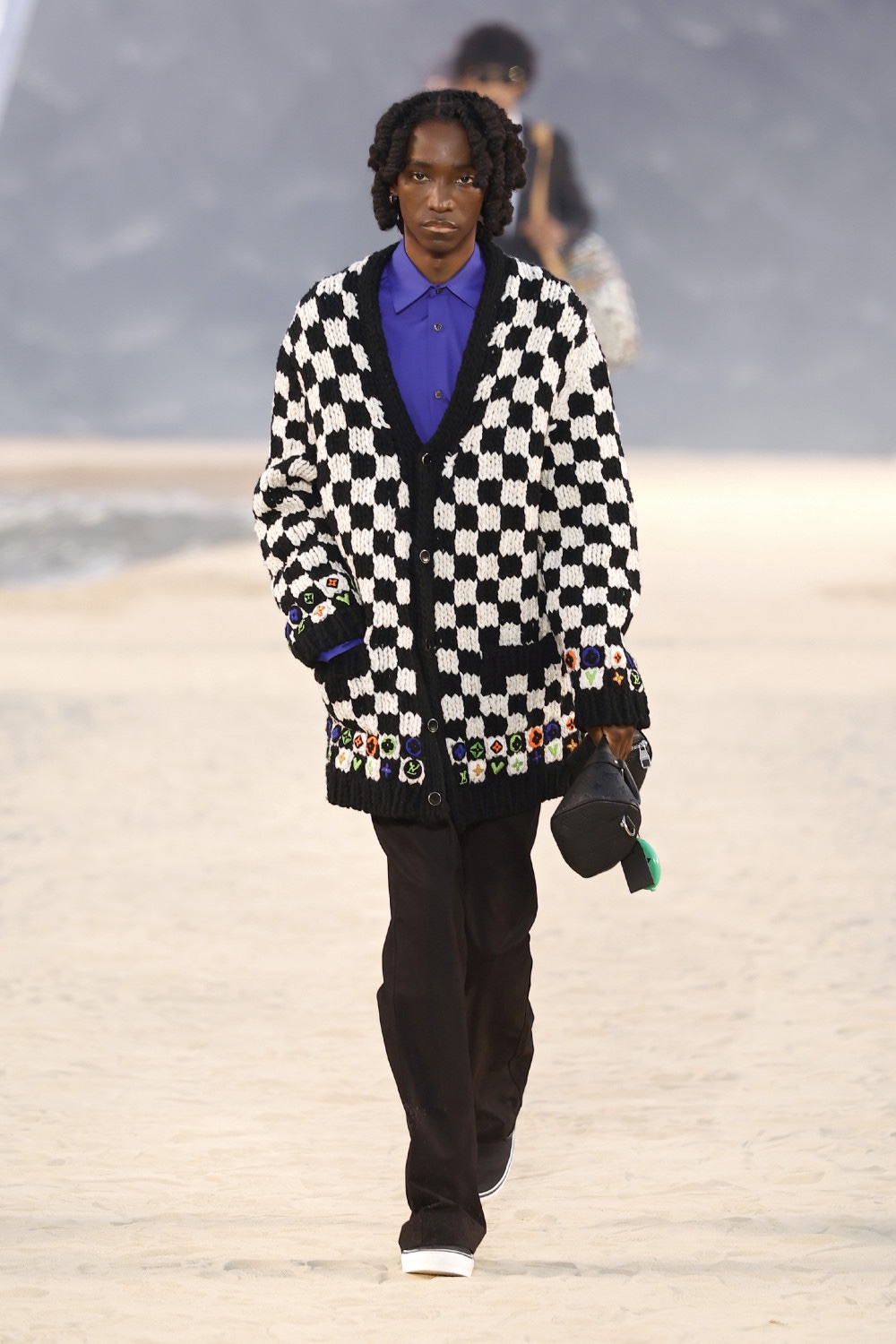 Pharrell lleva al dandy Louis Vuitton al mar para SS27