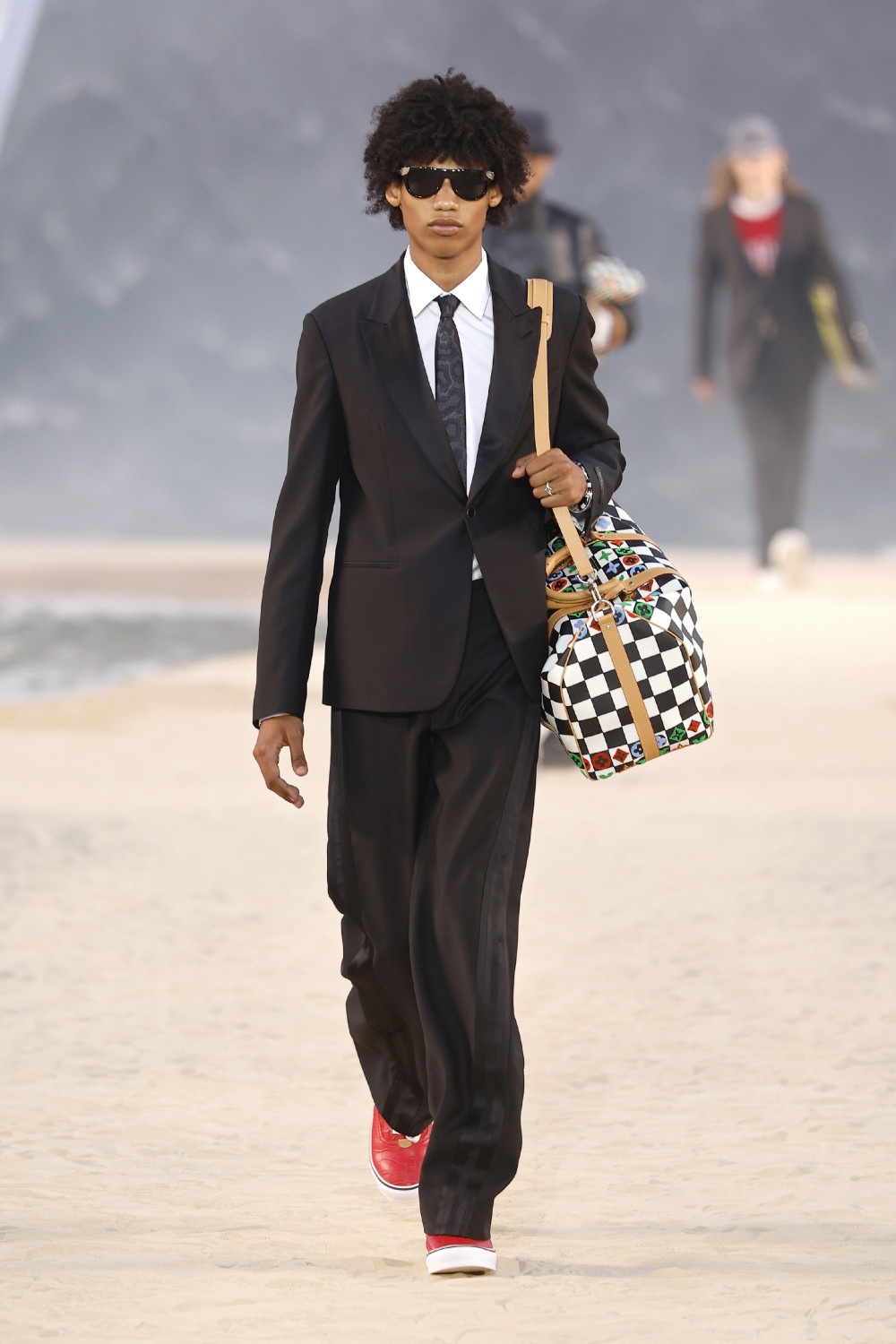 Pharrell lleva al dandy Louis Vuitton al mar para SS27