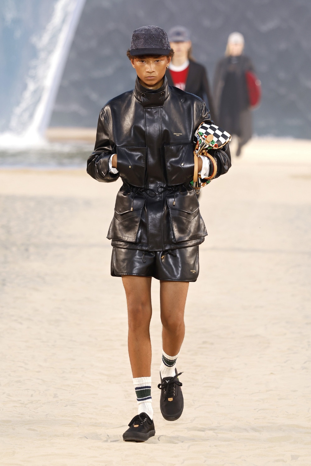 Pharrell lleva al dandy Louis Vuitton al mar para SS27