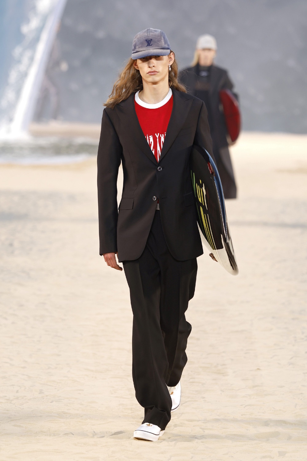 Pharrell lleva al dandy Louis Vuitton al mar para SS27