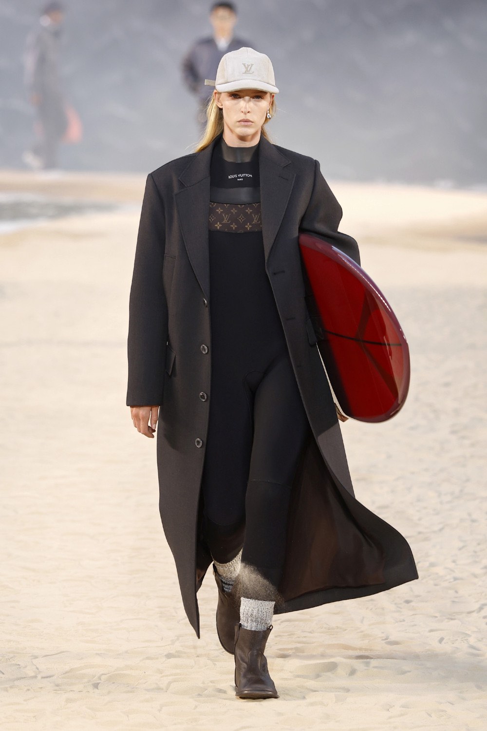 Pharrell lleva al dandy Louis Vuitton al mar para SS27