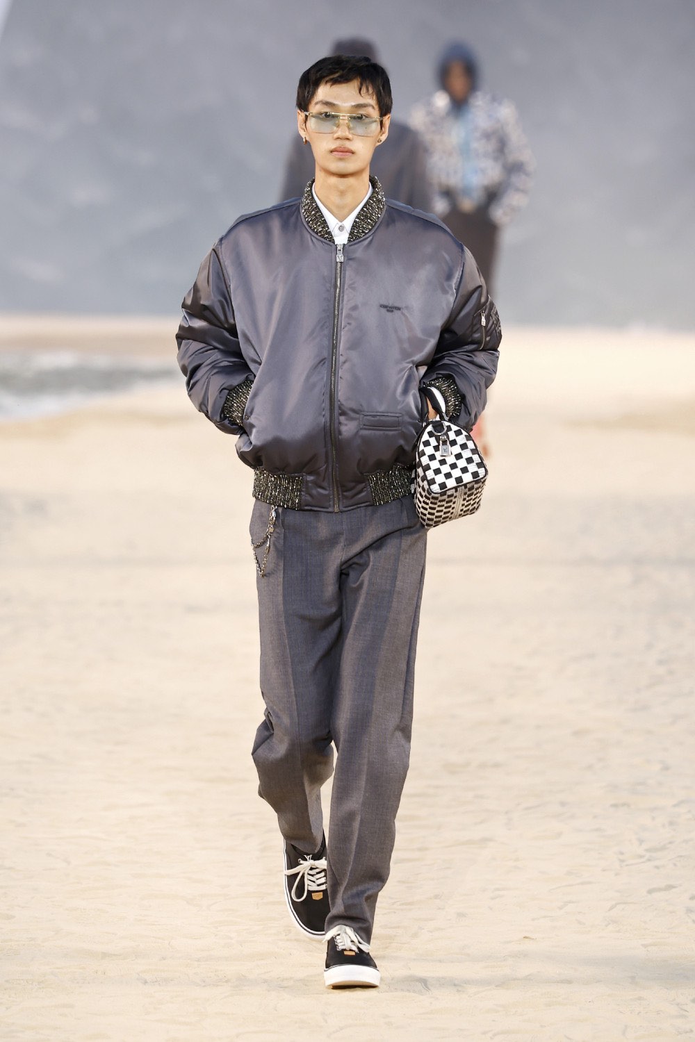 Pharrell lleva al dandy Louis Vuitton al mar para SS27