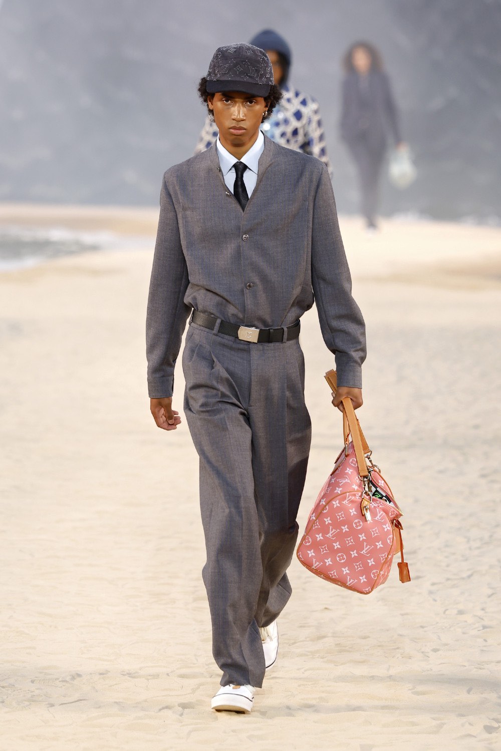 Pharrell lleva al dandy Louis Vuitton al mar para SS27