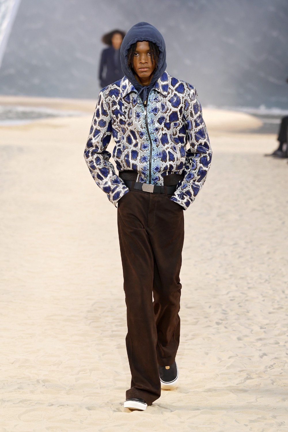 Pharrell lleva al dandy Louis Vuitton al mar para SS27