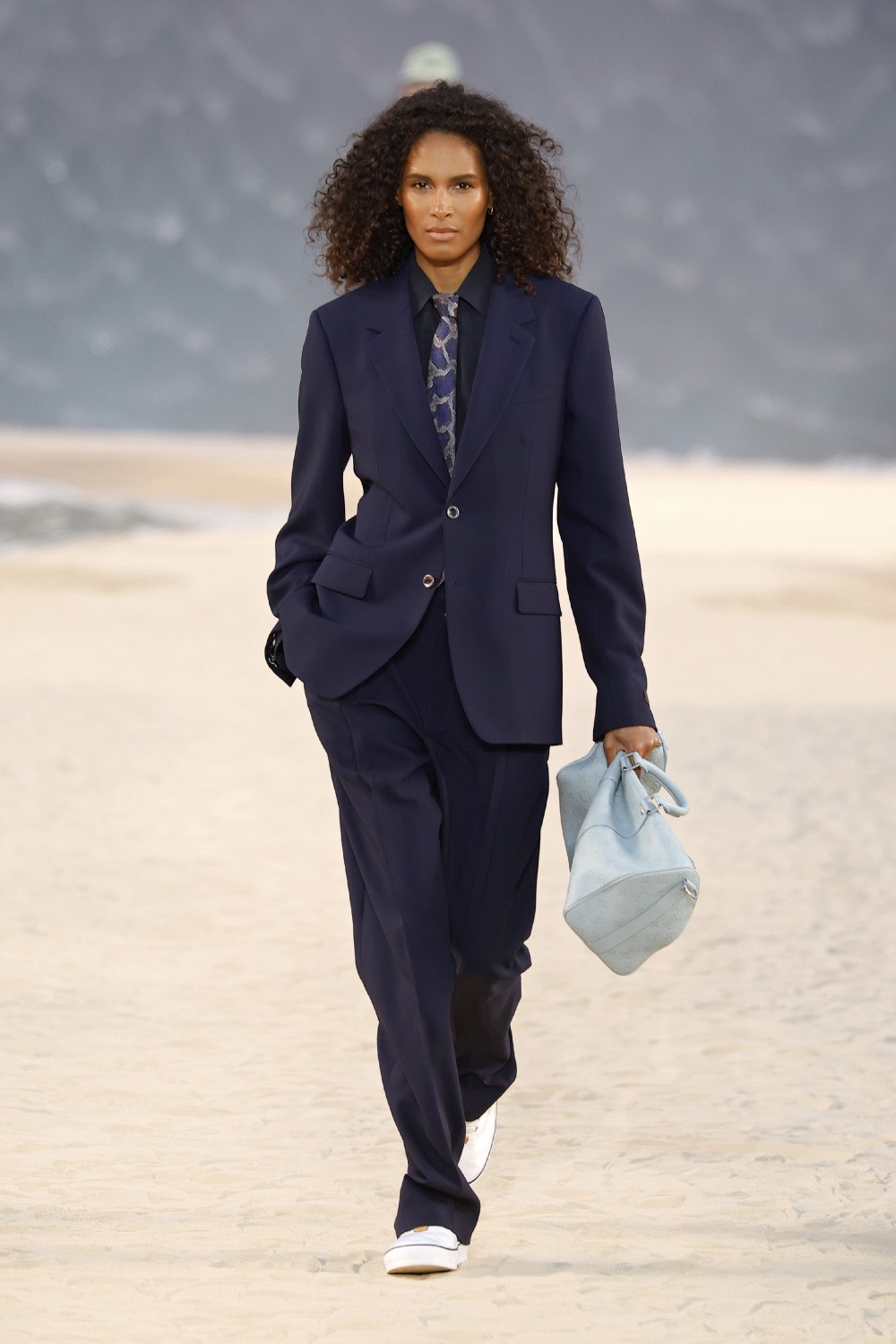 Pharrell lleva al dandy Louis Vuitton al mar para SS27