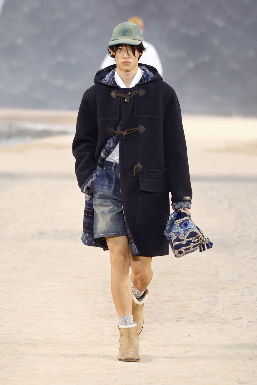 Pharrell lleva al dandy Louis Vuitton al mar para SS27
