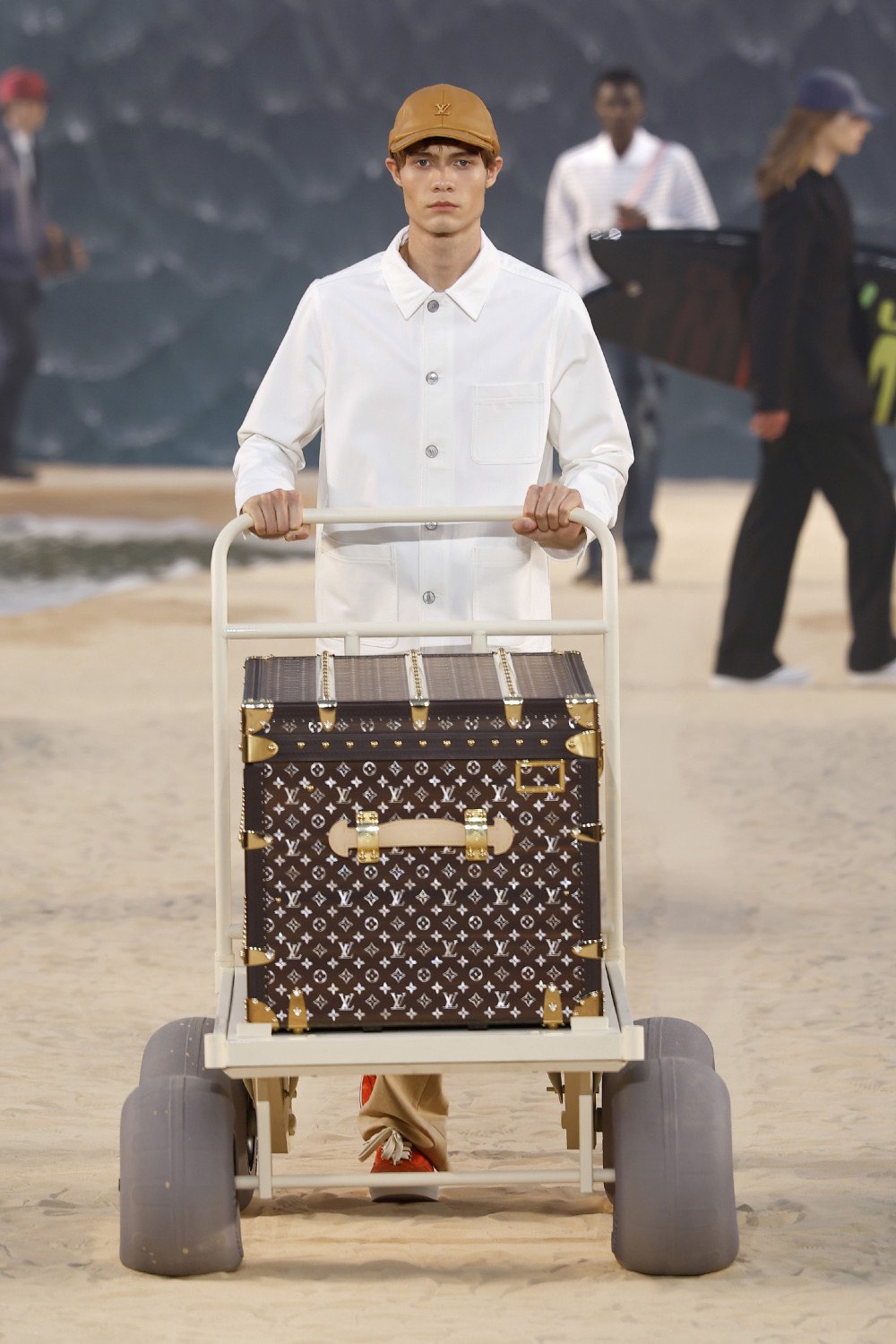 Pharrell lleva al dandy Louis Vuitton al mar para SS27