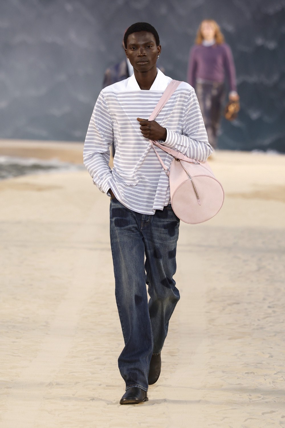 Pharrell lleva al dandy Louis Vuitton al mar para SS27