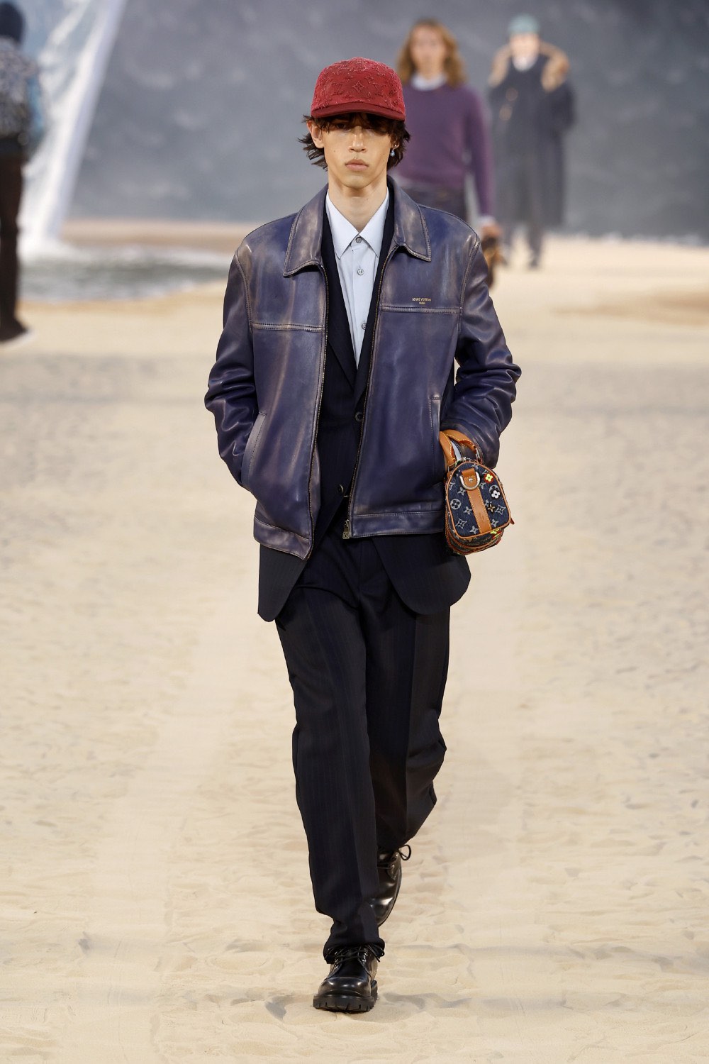 Pharrell lleva al dandy Louis Vuitton al mar para SS27