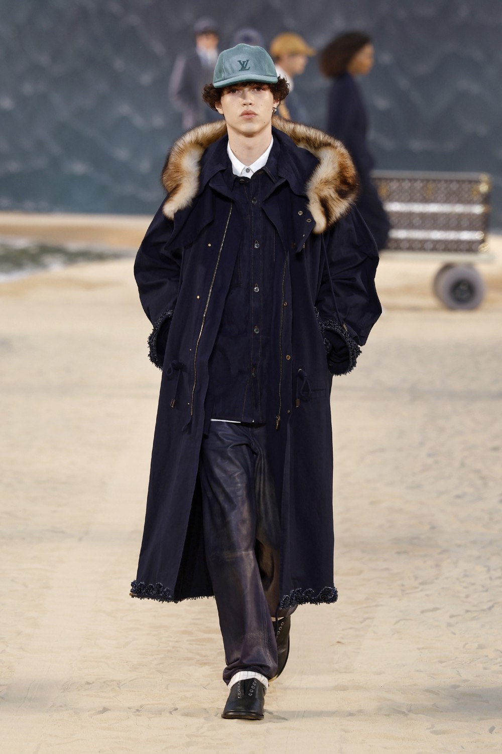 Pharrell lleva al dandy Louis Vuitton al mar para SS27