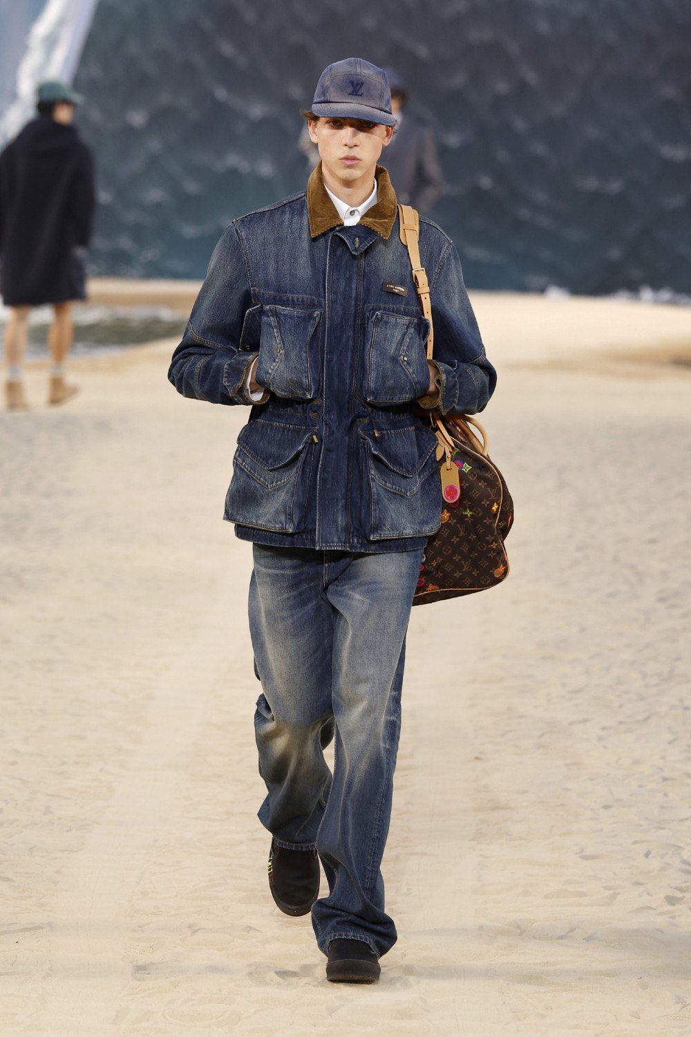 Pharrell lleva al dandy Louis Vuitton al mar para SS27