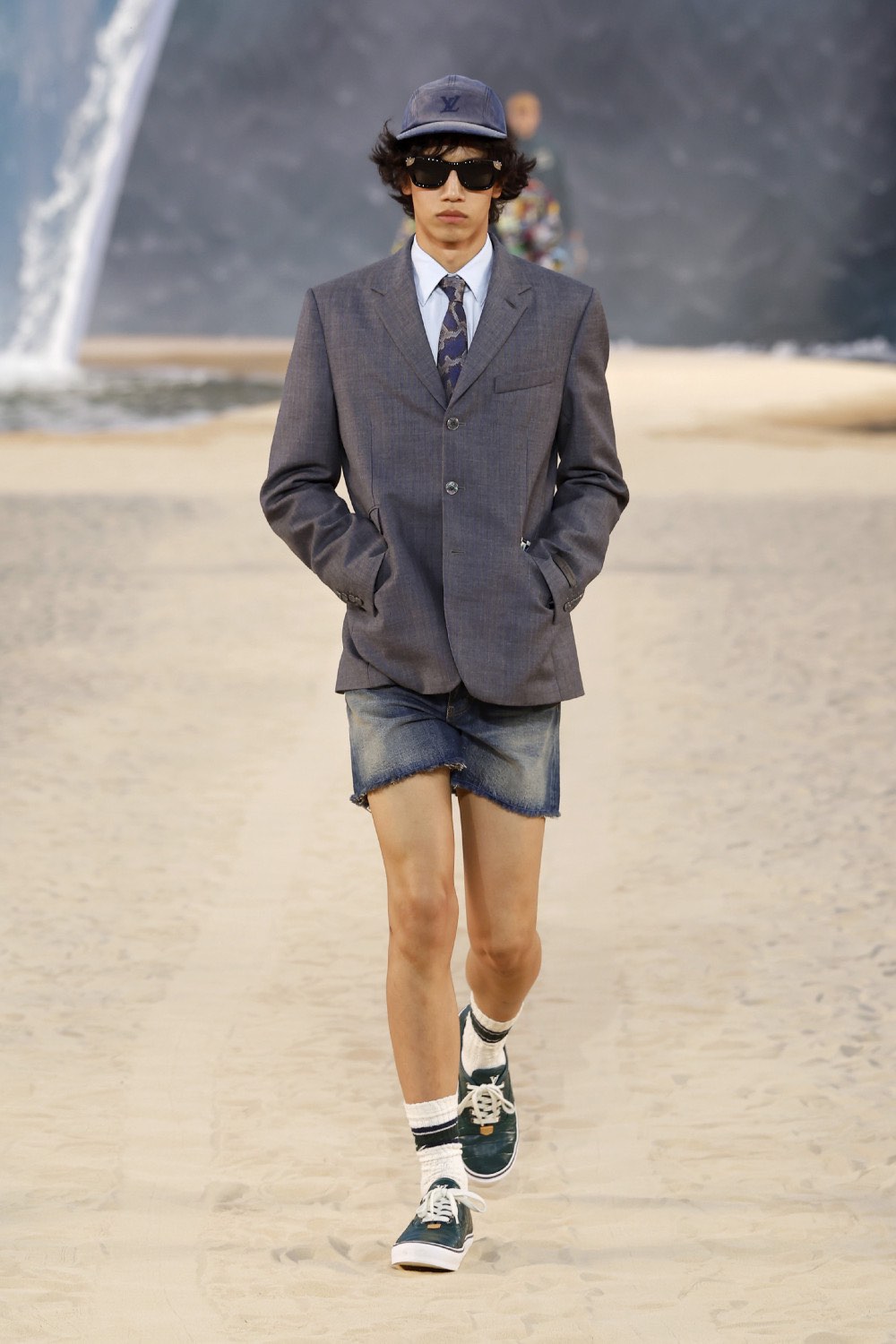 Pharrell lleva al dandy Louis Vuitton al mar para SS27