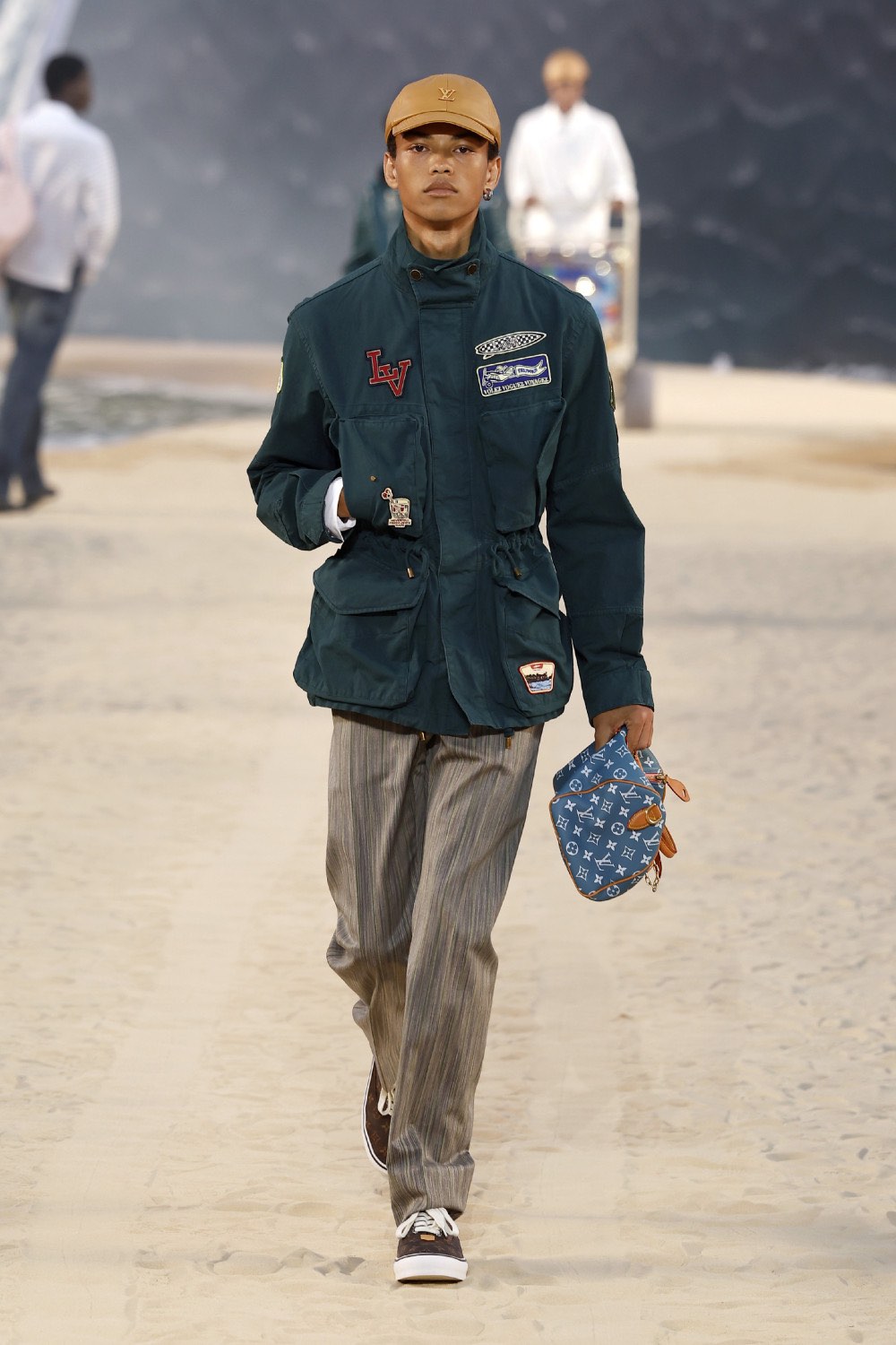 Pharrell lleva al dandy Louis Vuitton al mar para SS27