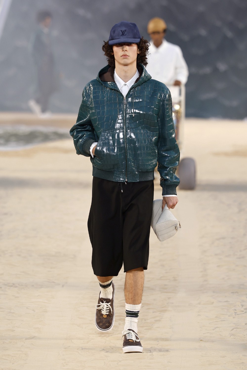 Pharrell lleva al dandy Louis Vuitton al mar para SS27