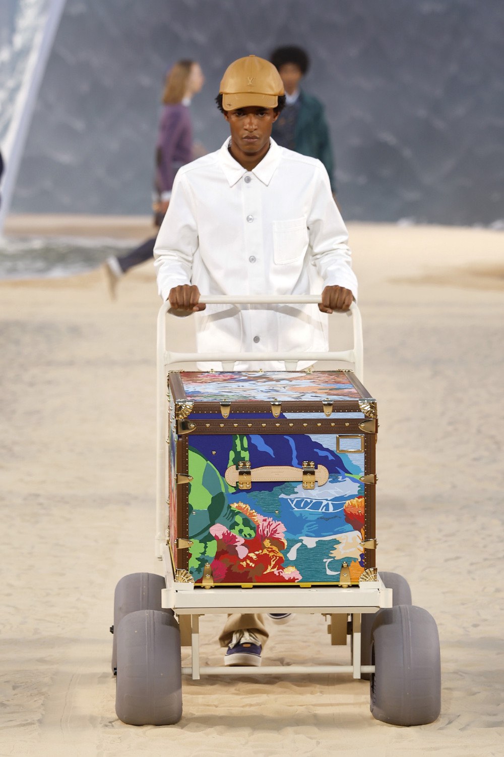 Pharrell lleva al dandy Louis Vuitton al mar para SS27