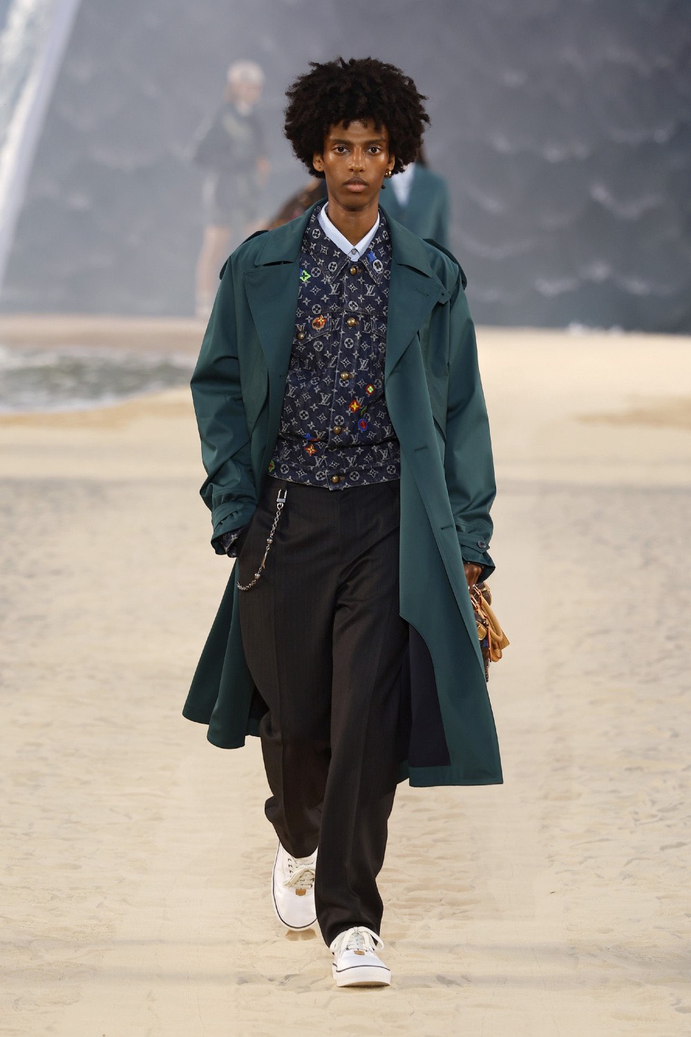 Pharrell lleva al dandy Louis Vuitton al mar para SS27