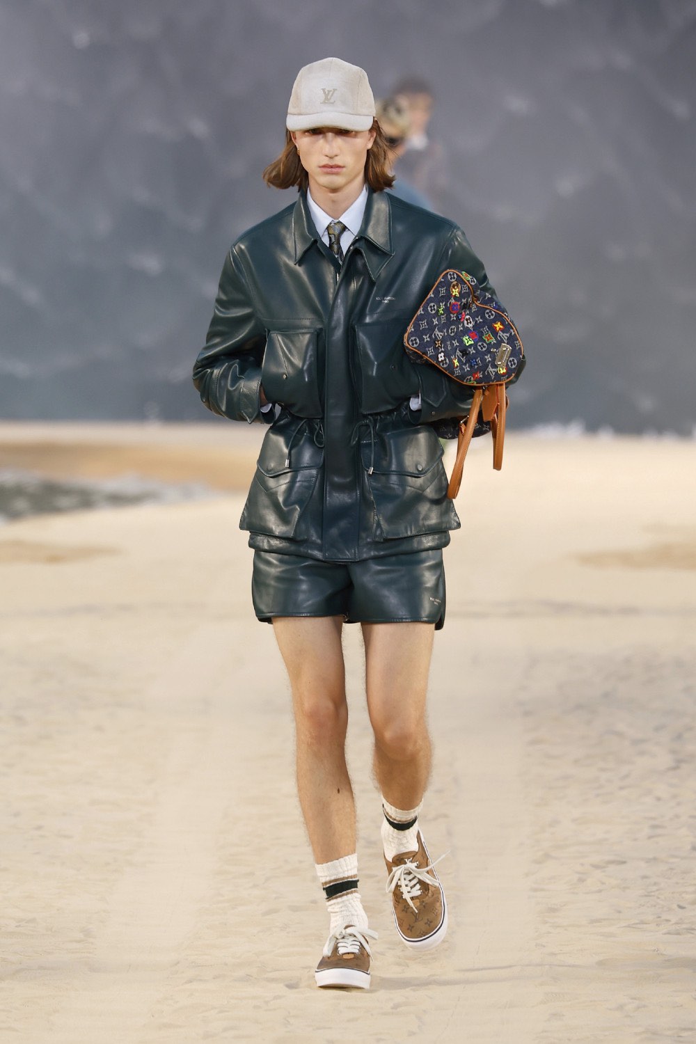 Pharrell lleva al dandy Louis Vuitton al mar para SS27