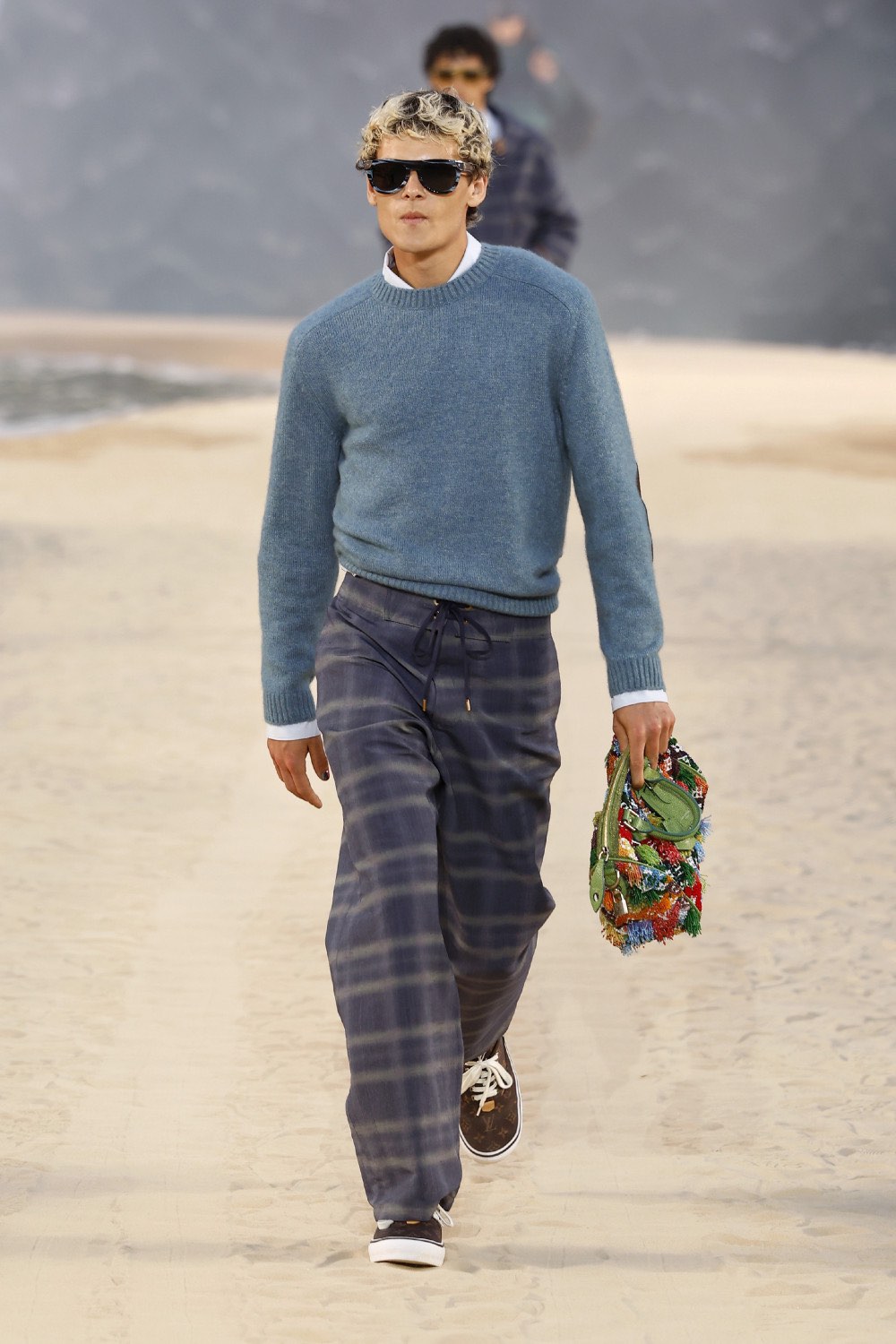 Pharrell lleva al dandy Louis Vuitton al mar para SS27