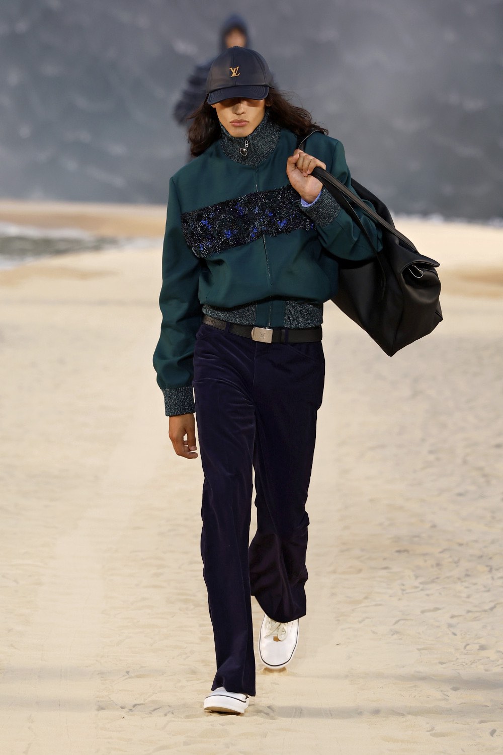 Pharrell lleva al dandy Louis Vuitton al mar para SS27