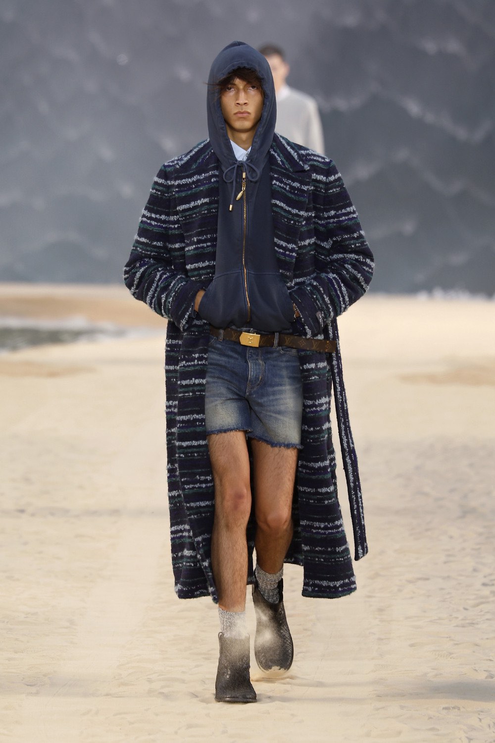 Pharrell lleva al dandy Louis Vuitton al mar para SS27
