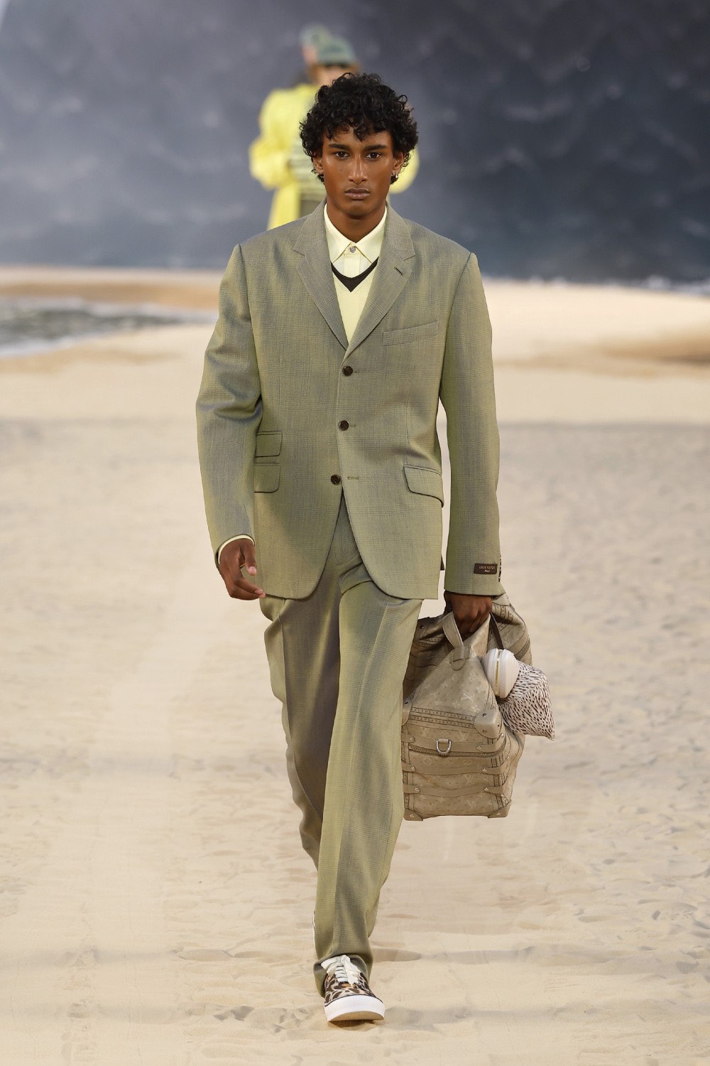 Pharrell lleva al dandy Louis Vuitton al mar para SS27