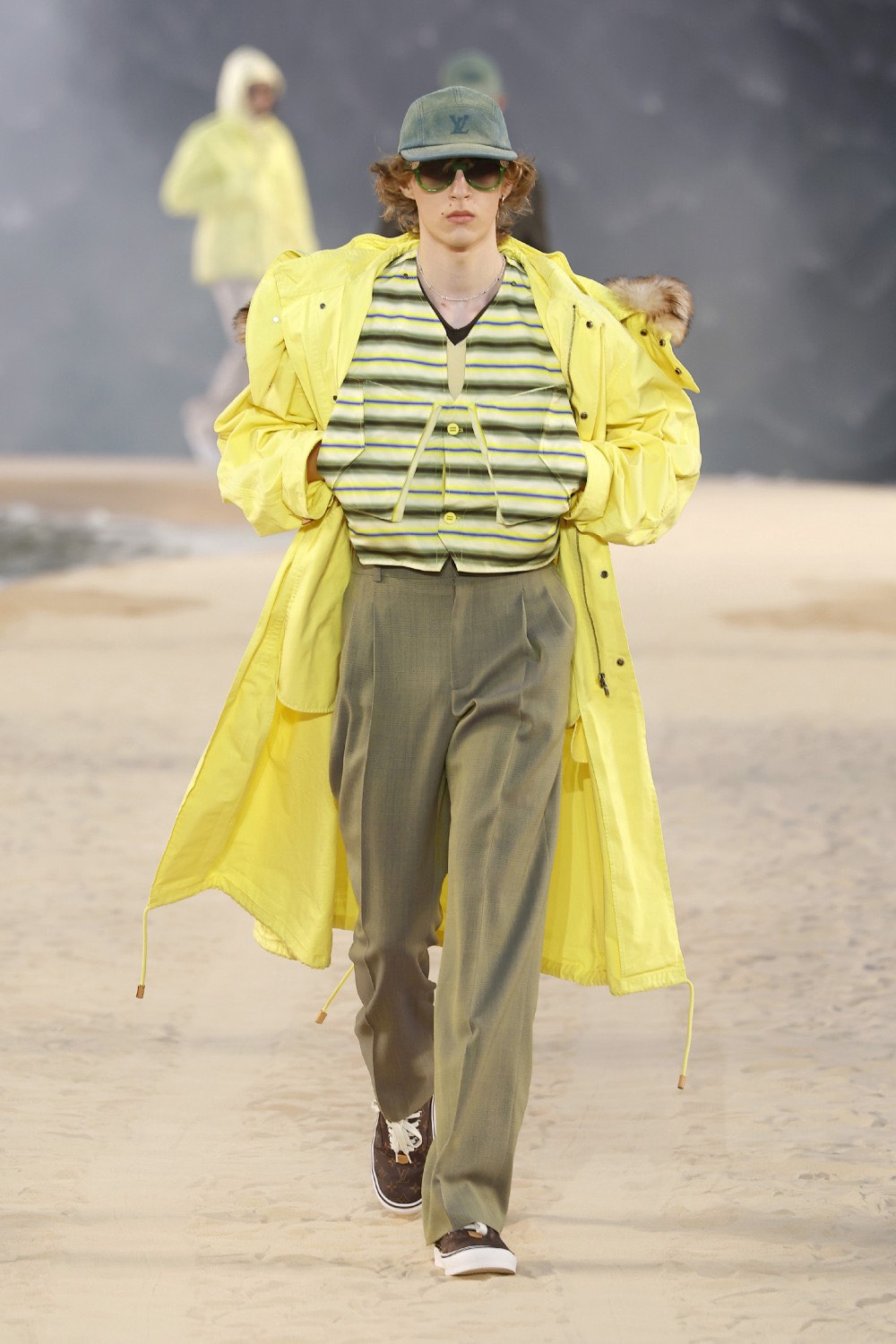 Pharrell lleva al dandy Louis Vuitton al mar para SS27