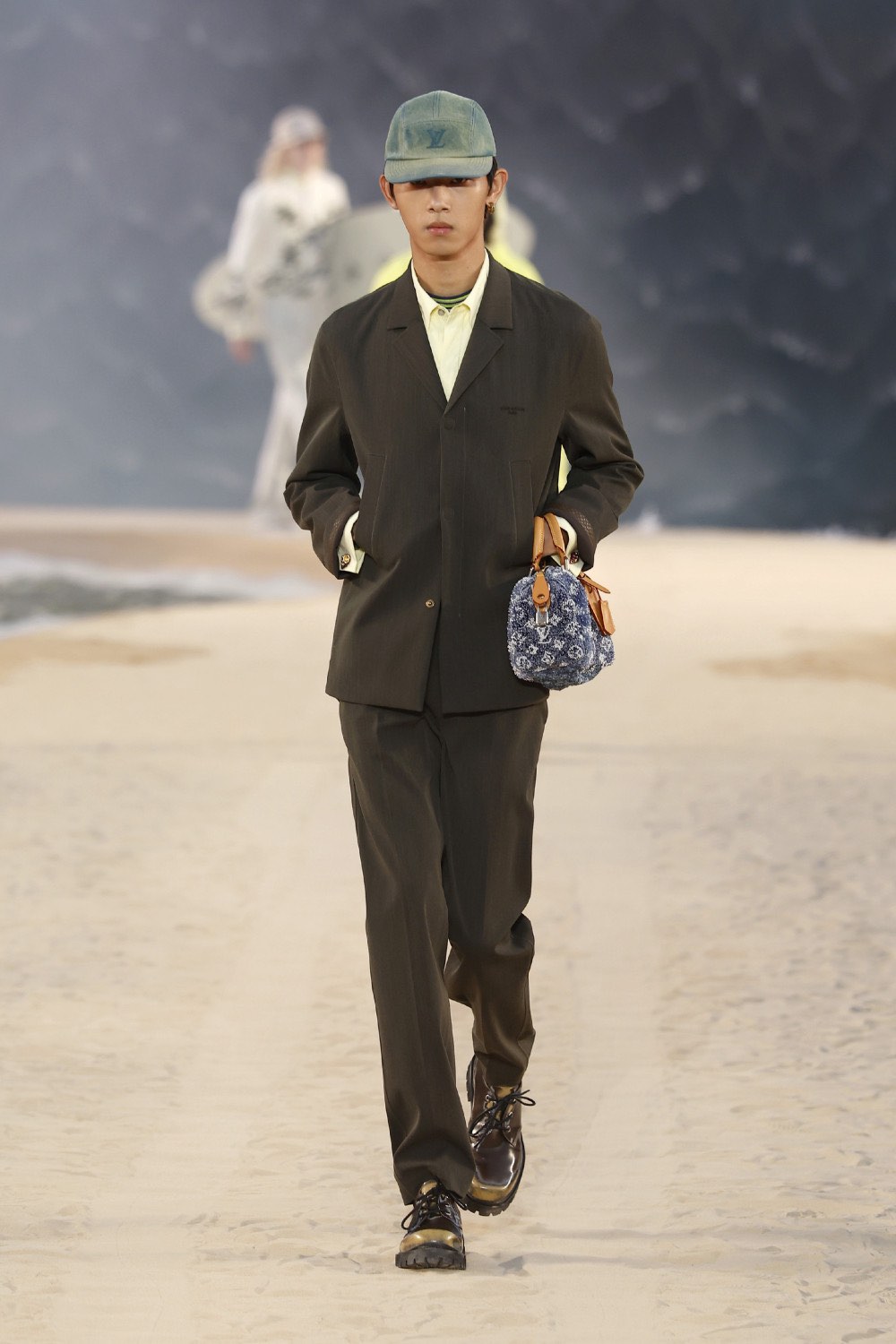 Pharrell lleva al dandy Louis Vuitton al mar para SS27