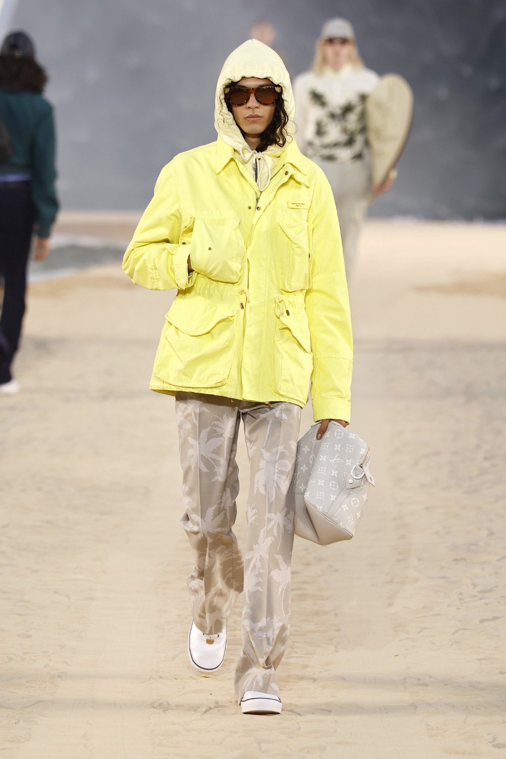 Pharrell lleva al dandy Louis Vuitton al mar para SS27