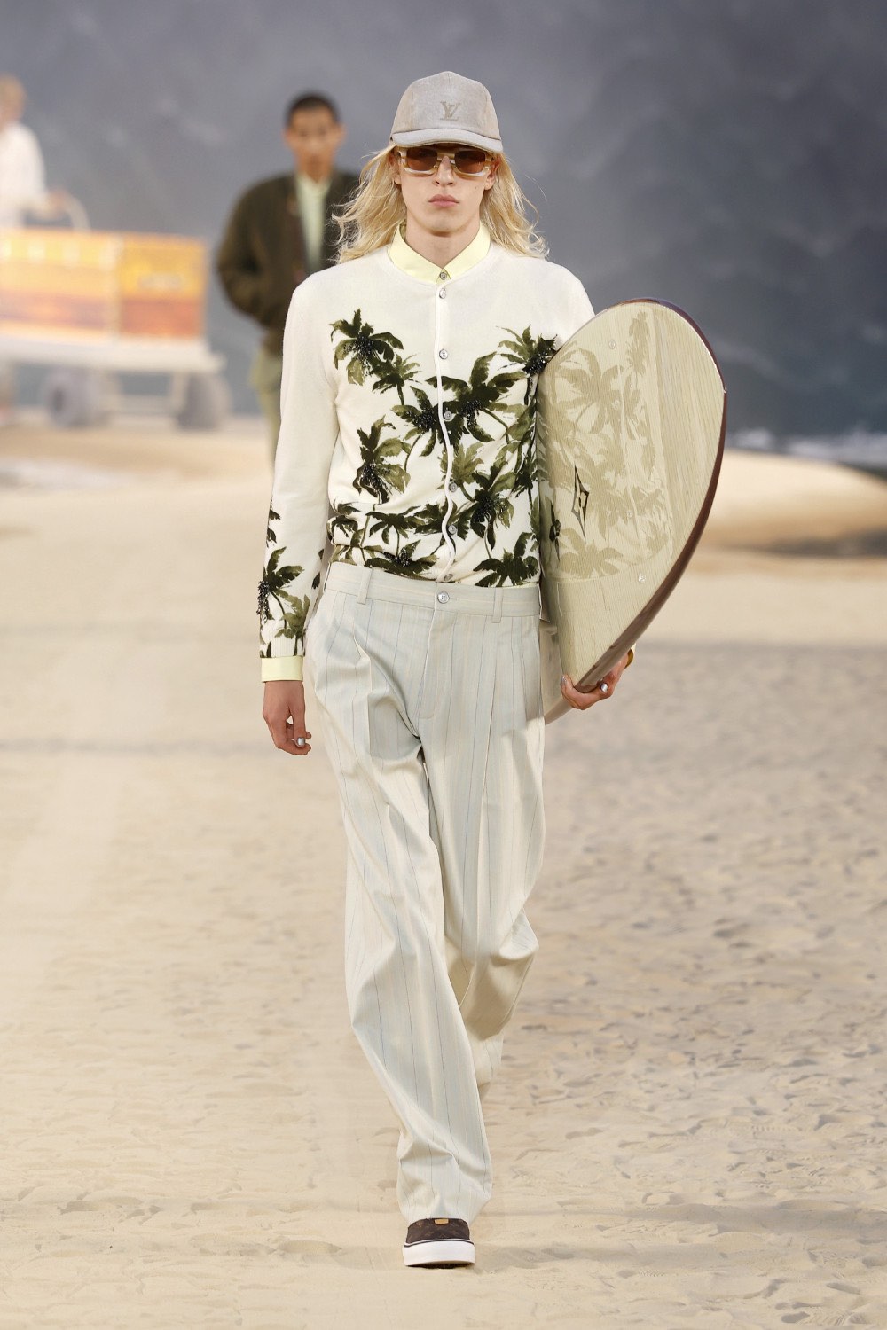 Pharrell lleva al dandy Louis Vuitton al mar para SS27