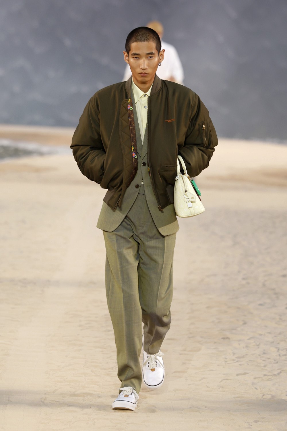Pharrell lleva al dandy Louis Vuitton al mar para SS27
