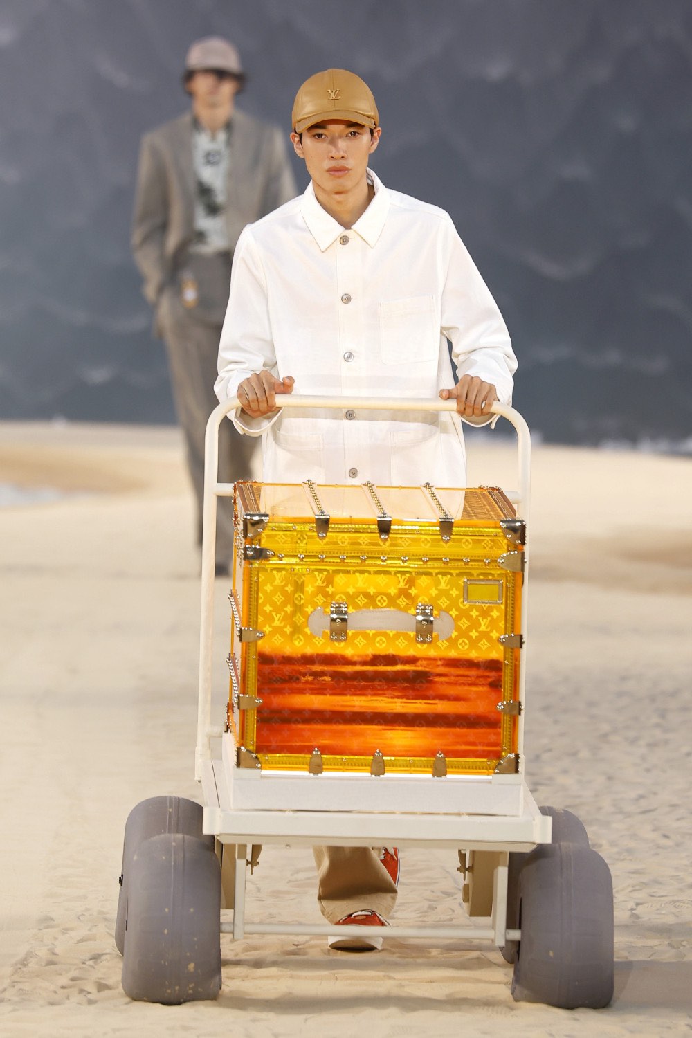 Pharrell lleva al dandy Louis Vuitton al mar para SS27