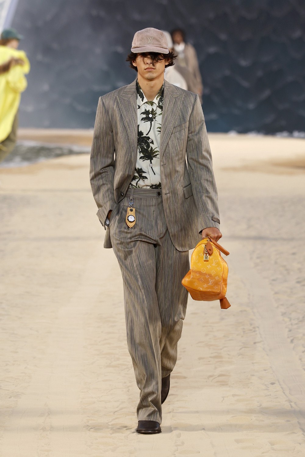 Pharrell lleva al dandy Louis Vuitton al mar para SS27