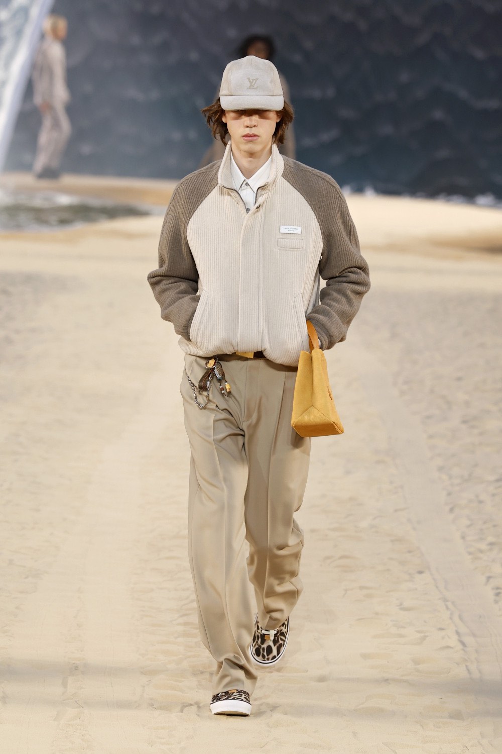 Pharrell lleva al dandy Louis Vuitton al mar para SS27
