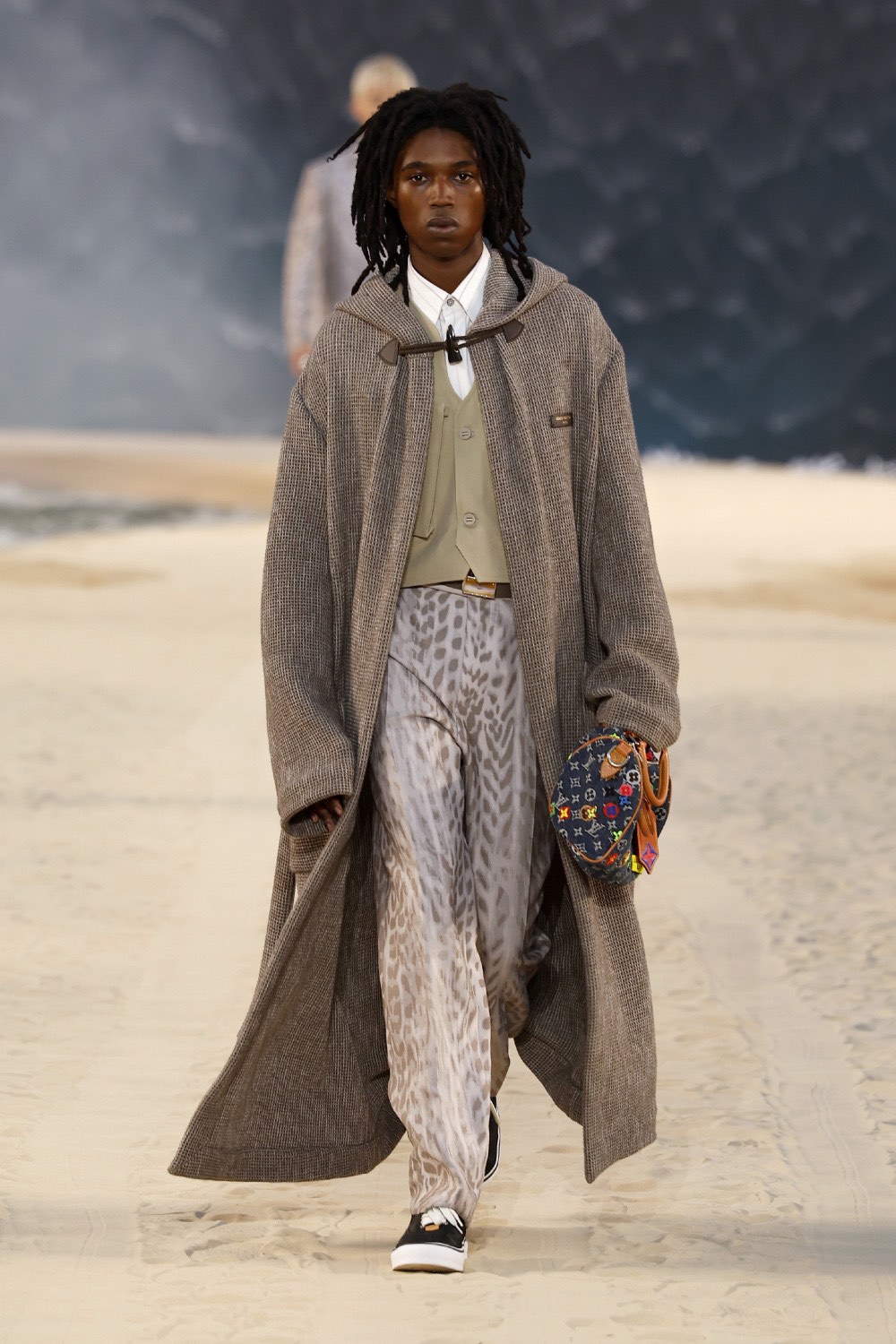 Pharrell lleva al dandy Louis Vuitton al mar para SS27