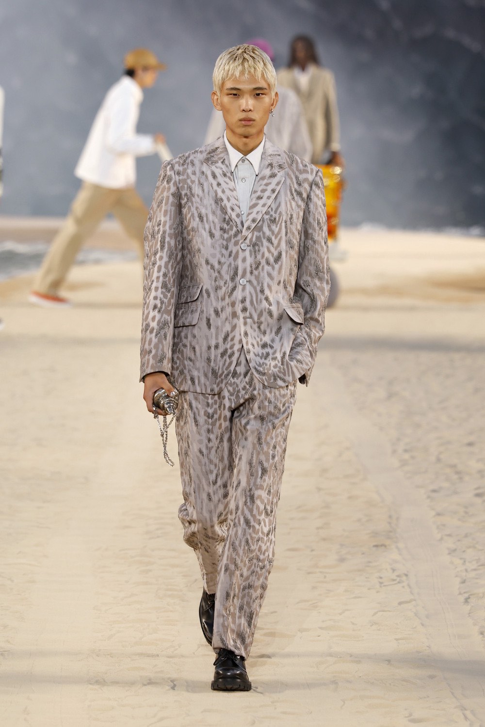 Pharrell lleva al dandy Louis Vuitton al mar para SS27
