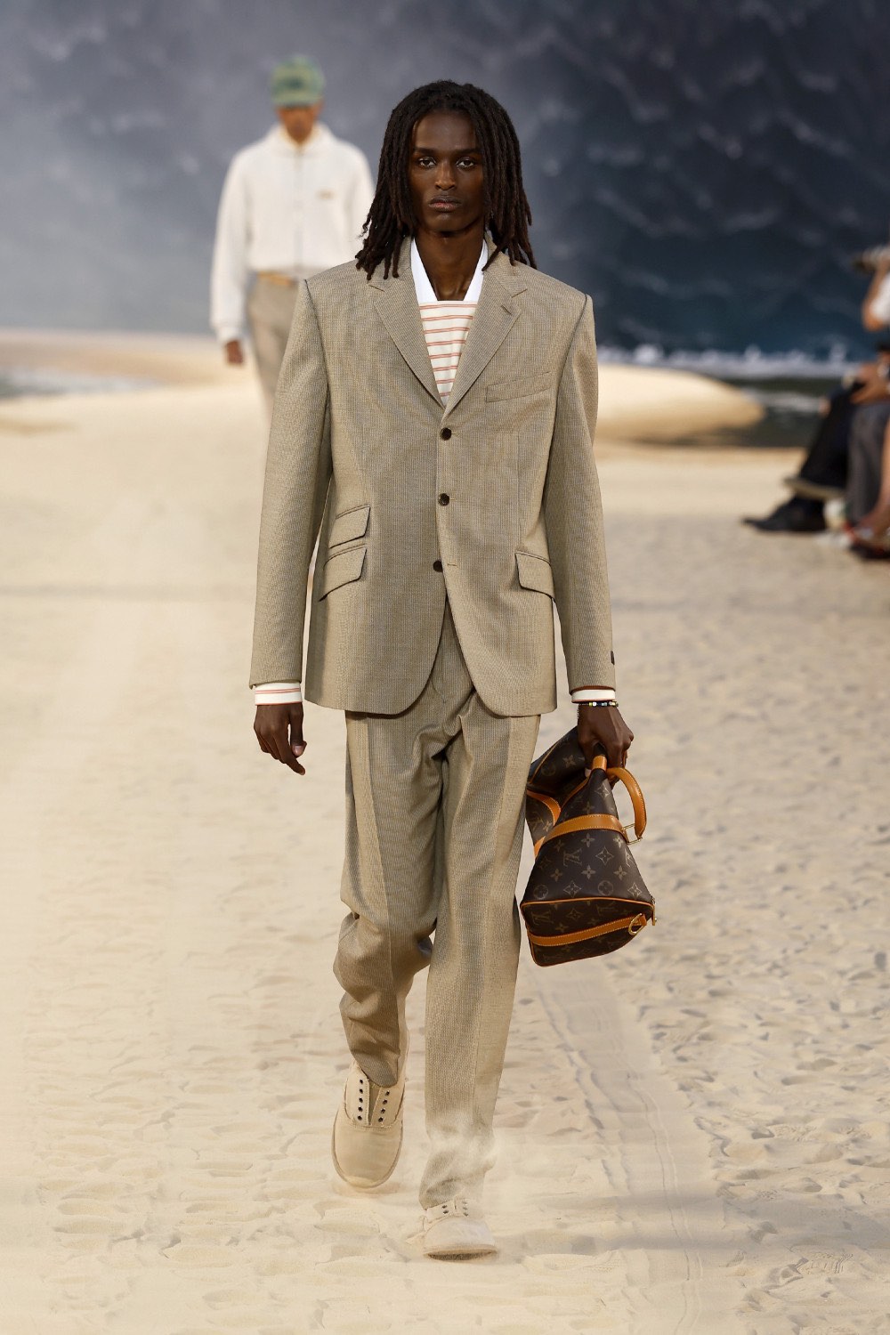 Pharrell lleva al dandy Louis Vuitton al mar para SS27