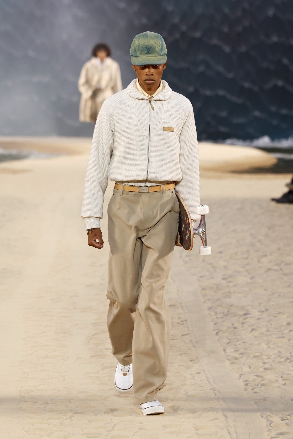 Pharrell lleva al dandy Louis Vuitton al mar para SS27