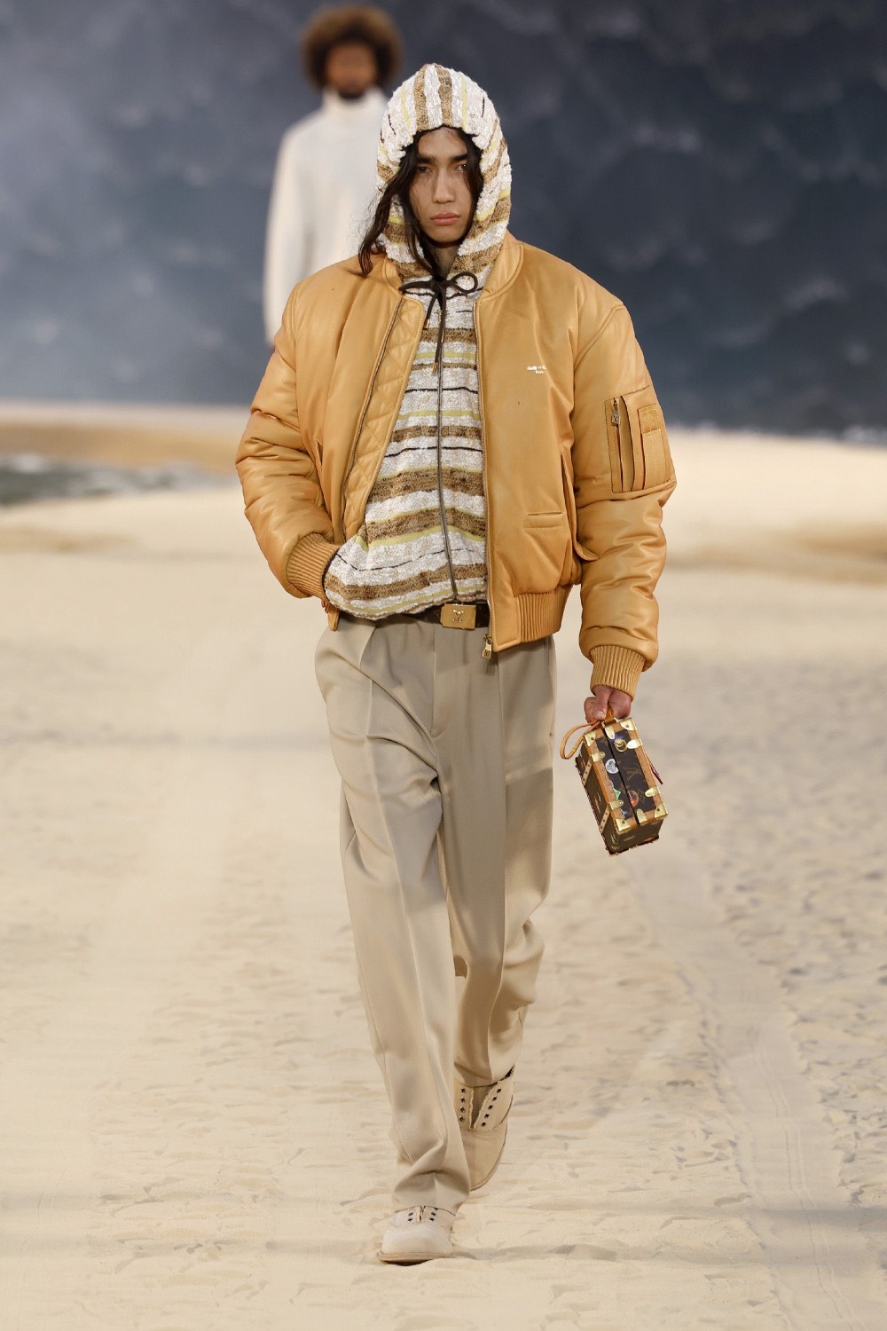 Pharrell lleva al dandy Louis Vuitton al mar para SS27