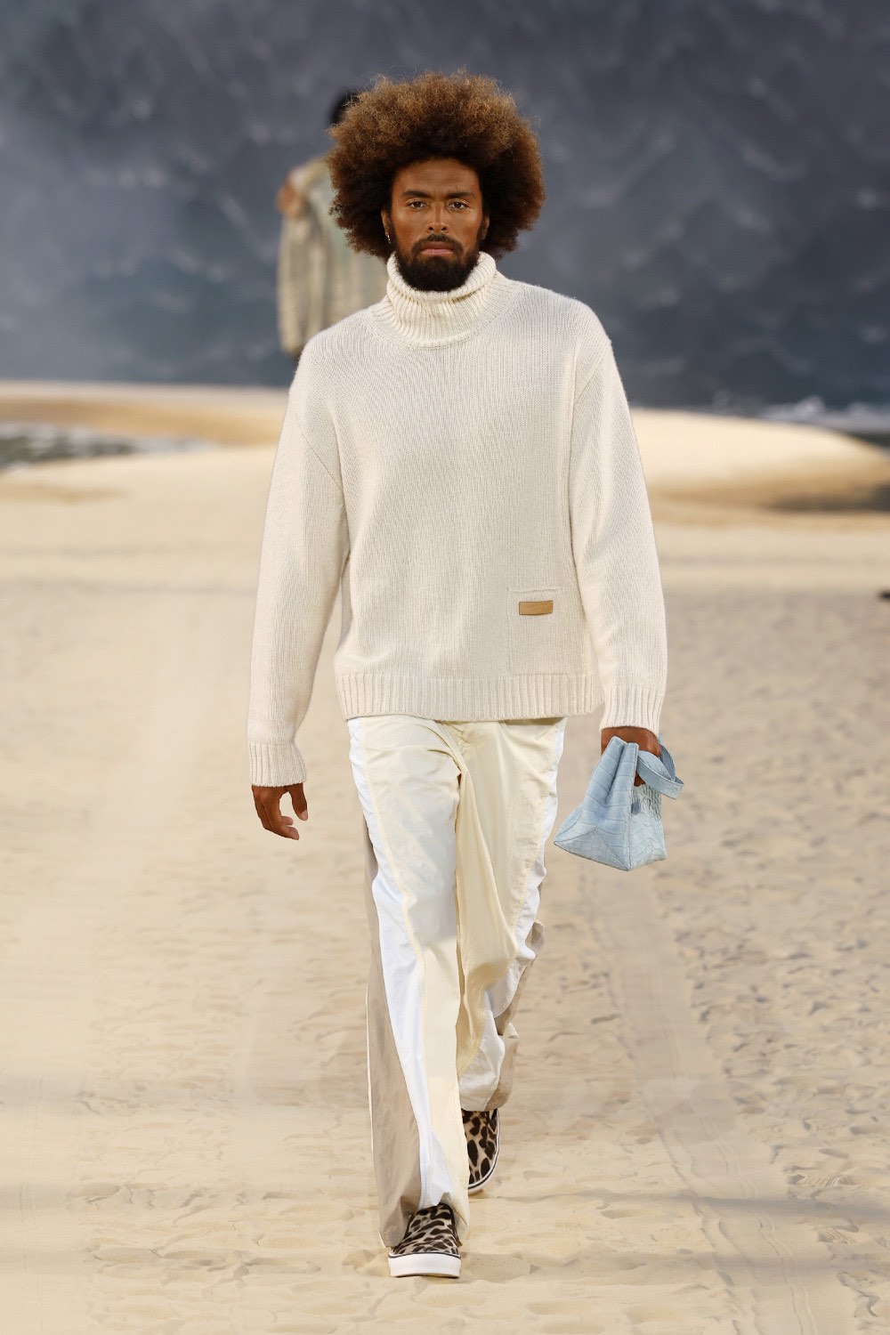 Pharrell lleva al dandy Louis Vuitton al mar para SS27