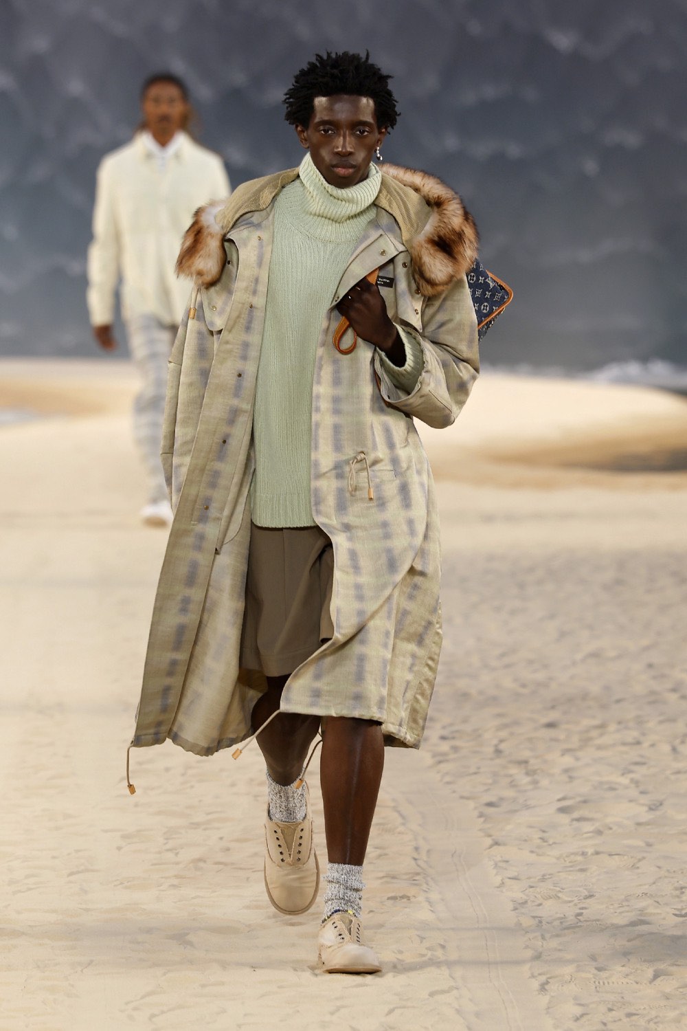 Pharrell lleva al dandy Louis Vuitton al mar para SS27