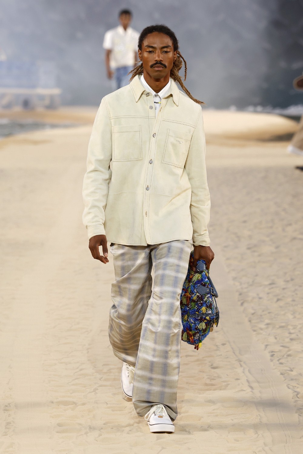 Pharrell lleva al dandy Louis Vuitton al mar para SS27