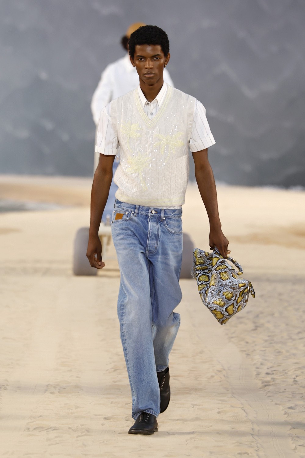 Pharrell lleva al dandy Louis Vuitton al mar para SS27