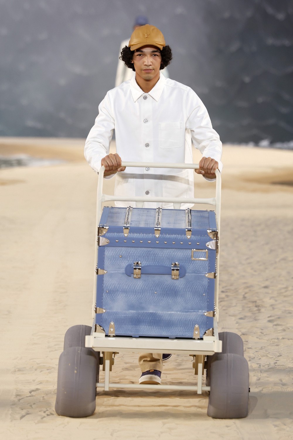 Pharrell lleva al dandy Louis Vuitton al mar para SS27