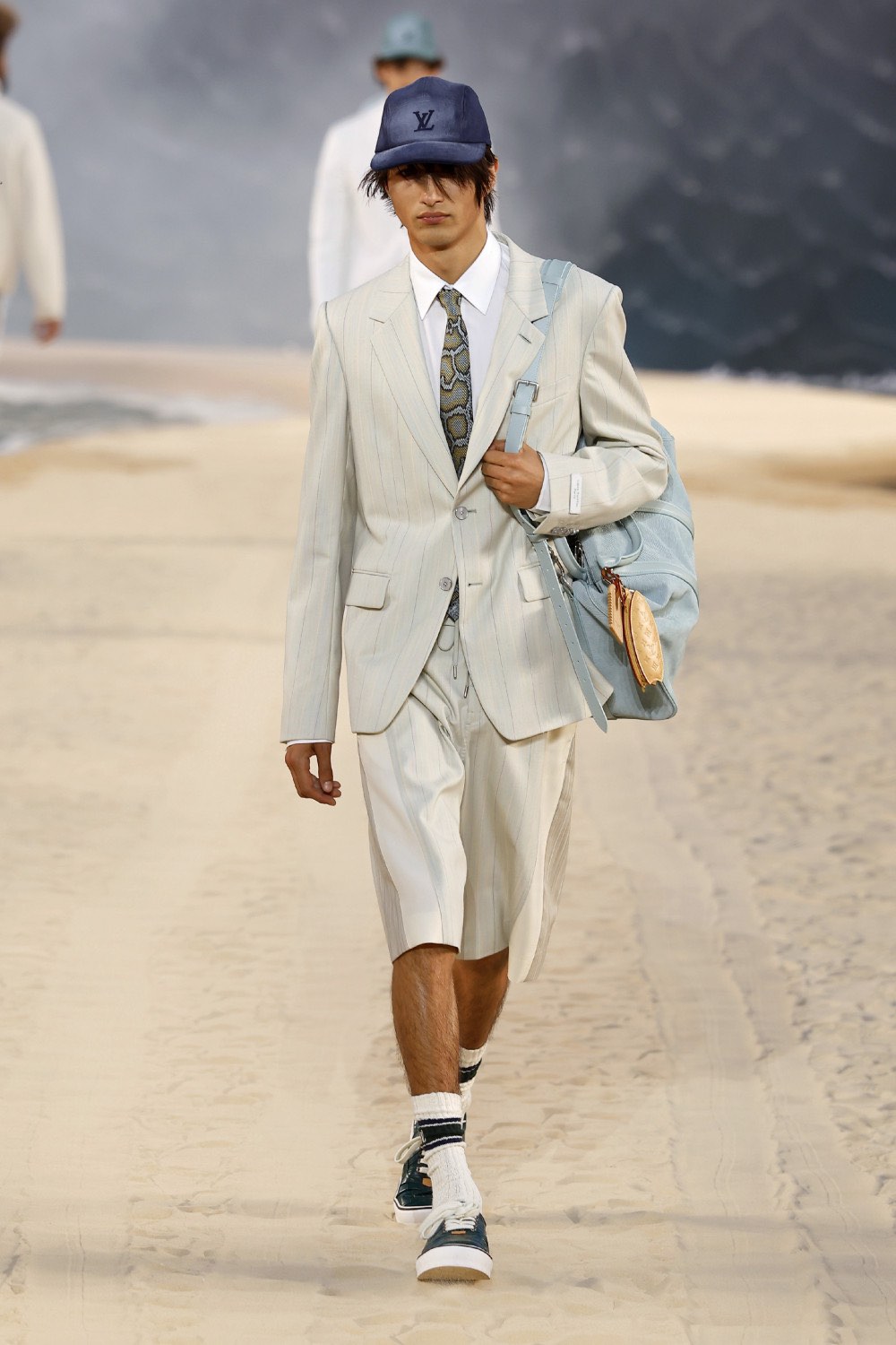 Pharrell lleva al dandy Louis Vuitton al mar para SS27